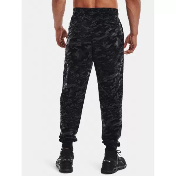  Muške trenirke UNDER ARMOUR RIVAL FLC CAMO SCRIPT JGR 1366313-001 CRNA 