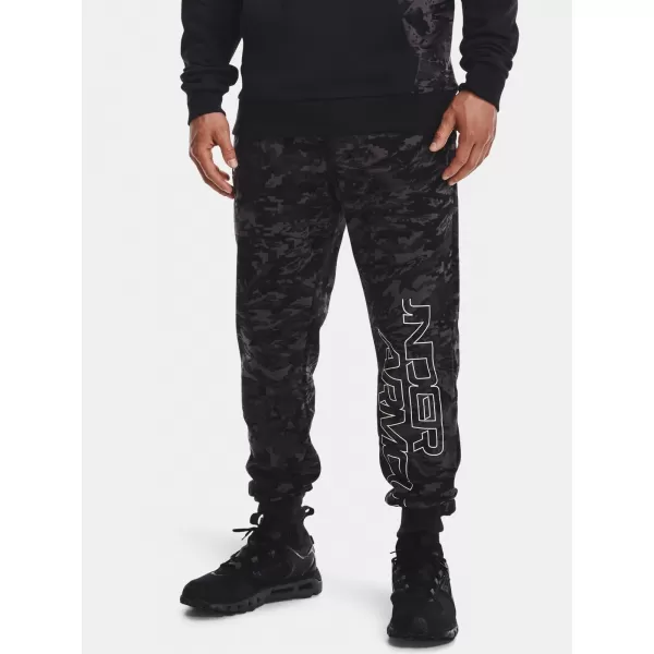  Muške trenirke UNDER ARMOUR RIVAL FLC CAMO SCRIPT JGR 1366313-001 CRNA 