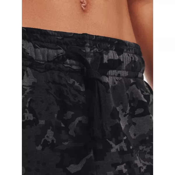  Muške trenirke UNDER ARMOUR RIVAL FLC CAMO SCRIPT JGR 1366313-001 CRNA 