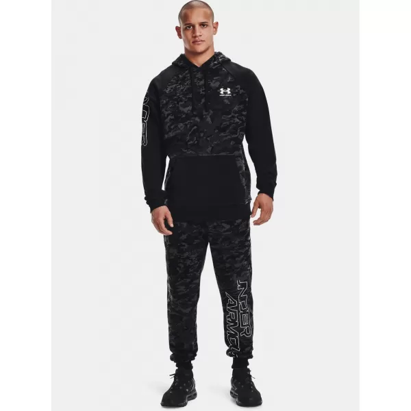  Muške trenirke UNDER ARMOUR RIVAL FLC CAMO SCRIPT JGR 1366313-001 CRNA 