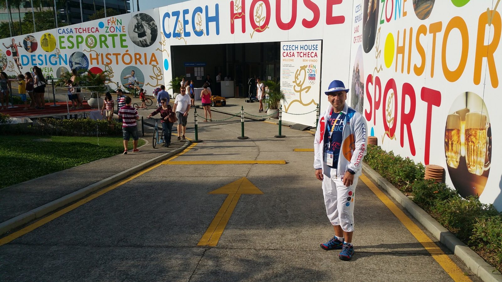 Muškarac u olimpijskoj odjeći prije ulaska u Češki dom