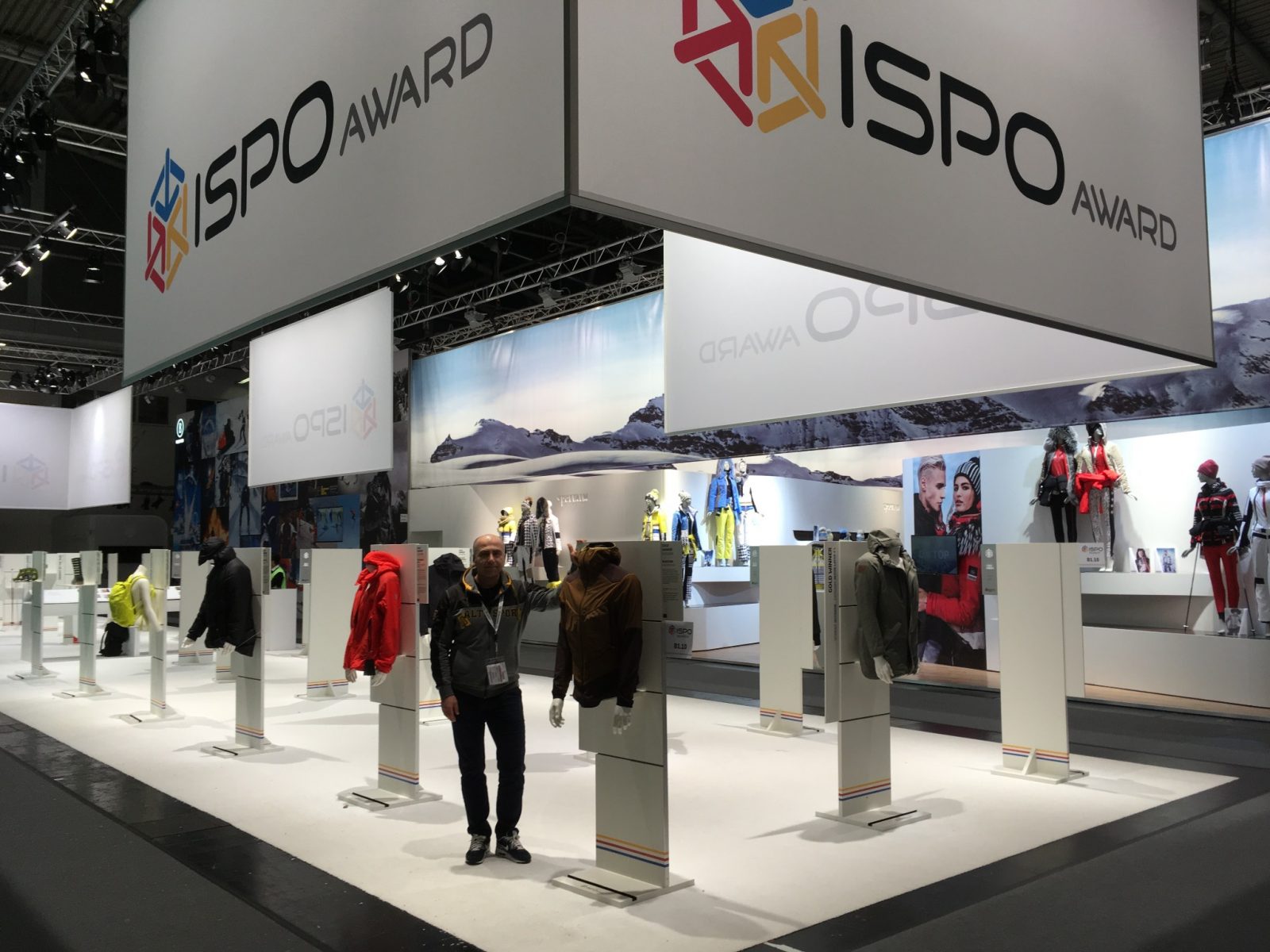 Izložba nagrada ISPO sa sportskom odjećom i posjetiteljem