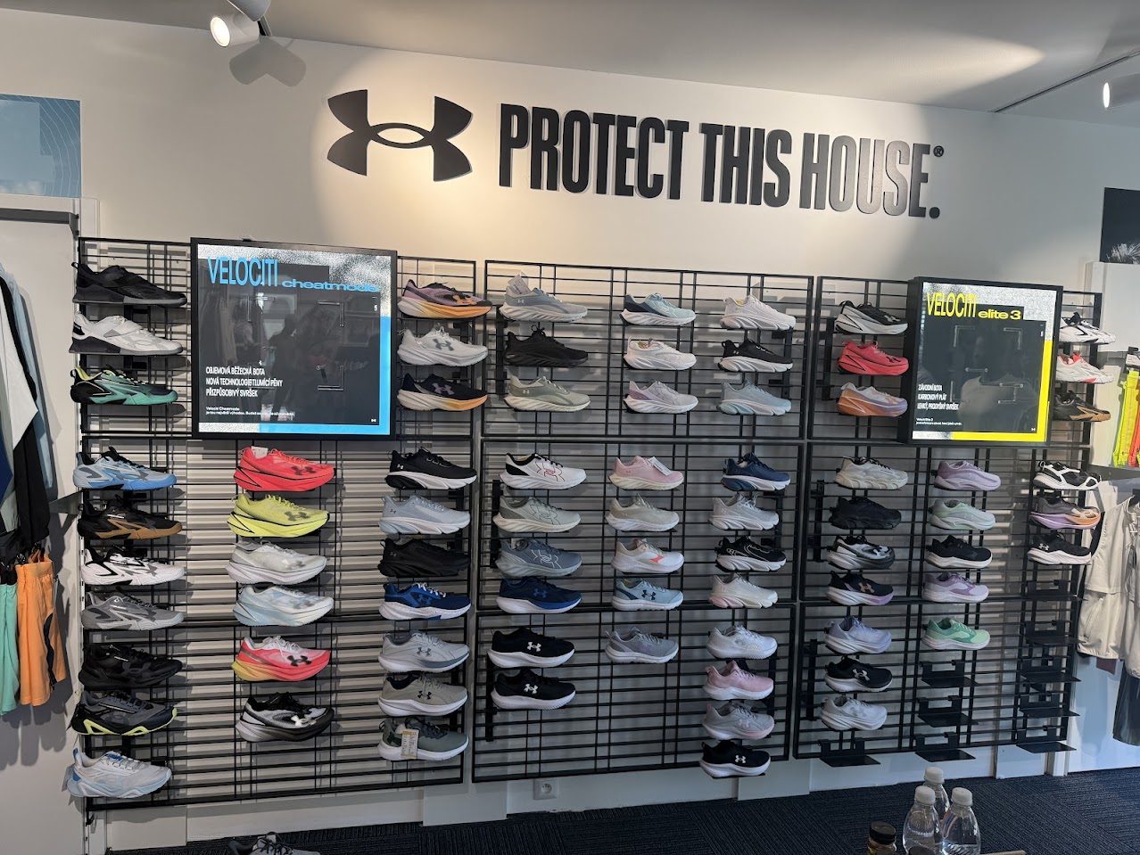 Zid s izloženom obućom Under Armour