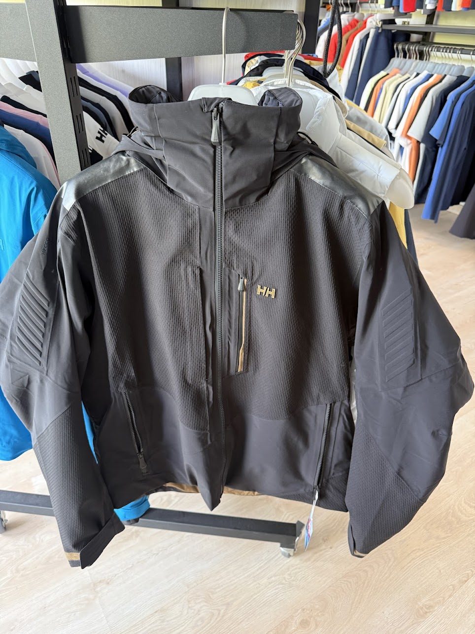 Helly Hansen tamna tehnička jakna s kapuljačom i patentnim zatvaračima